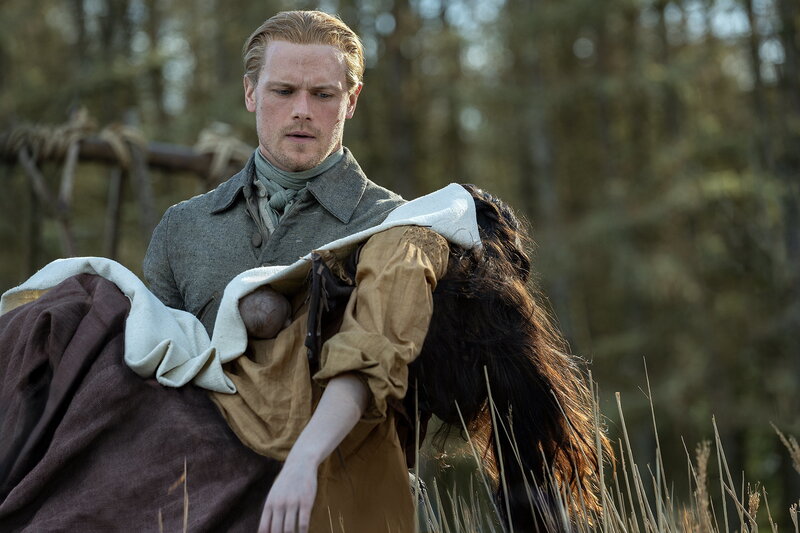 Outlander – Staffel 6, Folge 7. Sam Heughan als Jamie Fraser, Jessica Reynolds als Malva Christie. – Bild: SRF2
