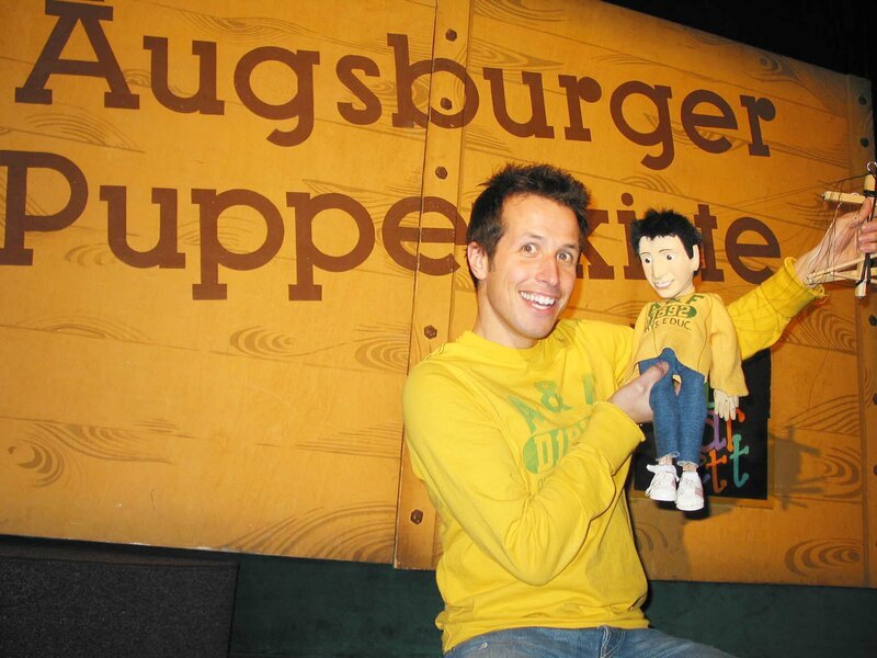 Willi besucht die Augsburger Puppenkiste, Deutschlands berühmtestes Marionettentheater. – Bild: BR/​megaherz gmbh