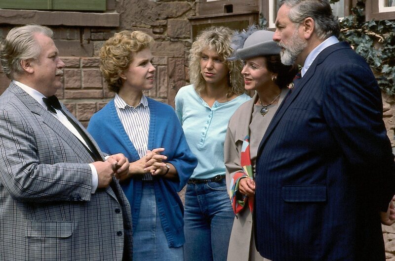 Veras (Witta Pohl, 2.v.l.) Tochter Marion (Sabine Kaack, M.) will mit Hilfe des Brauereibesitzers Berning (Hans Wyprächtihger, r.) ein Lokal eröffnen. Onkel Ludwig (Günter Strack, l.) aber ist überaus skeptisch. Frau Berning (Brigitte Goebel, 2.v.r.) ist zuversichtlich. – Bild: ZDF und Gyula Trebitsch Prod. GmbH