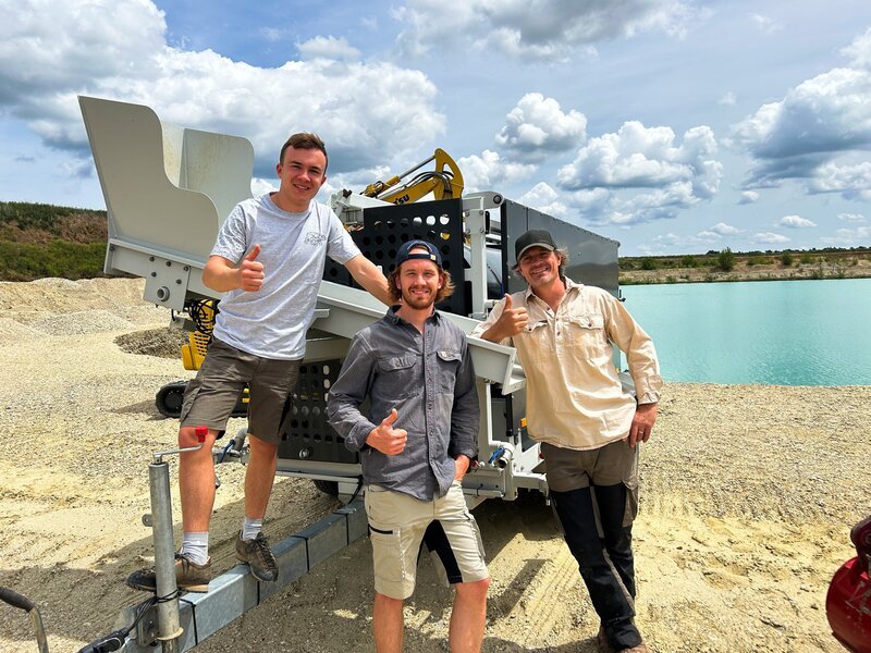 L-R: Benni, Tobi and Andreas Macherey with their self-developed mobile gold washing plant. At a gravel pit. – Bild: Warner Bros. Discovery, Inc. or its subsidiaries and affiliates