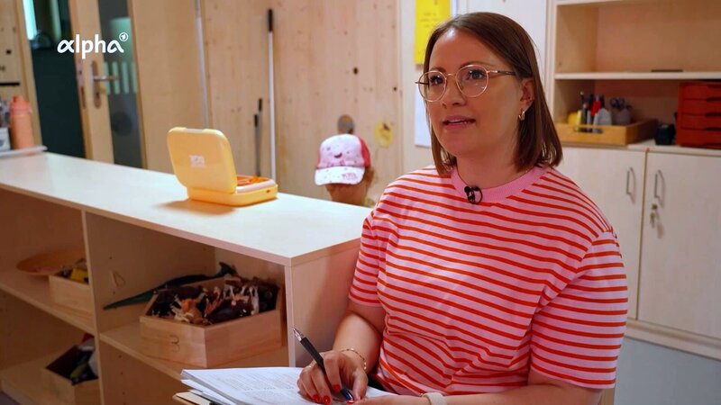 Magdalena lehrt an der Fachakademie für Sozialpädagogik in Kaufbeuren und arbeitet als Erzieherin und Kindheitspädagogin in einem Kindergarten in Marktoberdorf im Allgäu. – Bild: BR/​Lena Klesy