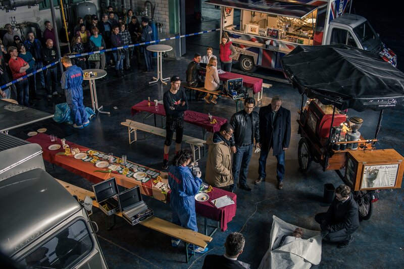 Franz Ainfachnur (Christofer v. Beau, l.), Dr. Weissenböck (Florian Odendahl, M.) und Arthur Bauer (Gerd Silberbauer, r.) besprechen sich am Tatort. – Bild: ZDF und MARKUS SAPPER