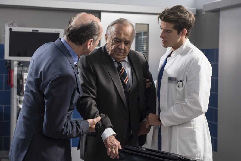 (v.l.n.r.) Wolfgang Berger (Horst Guenter Marx); Dr. Gernot Simoni (Dieter Bellmann); Ben Ahlbeck (Philipp Danne) – Bild: Jens-Ulrich Koch