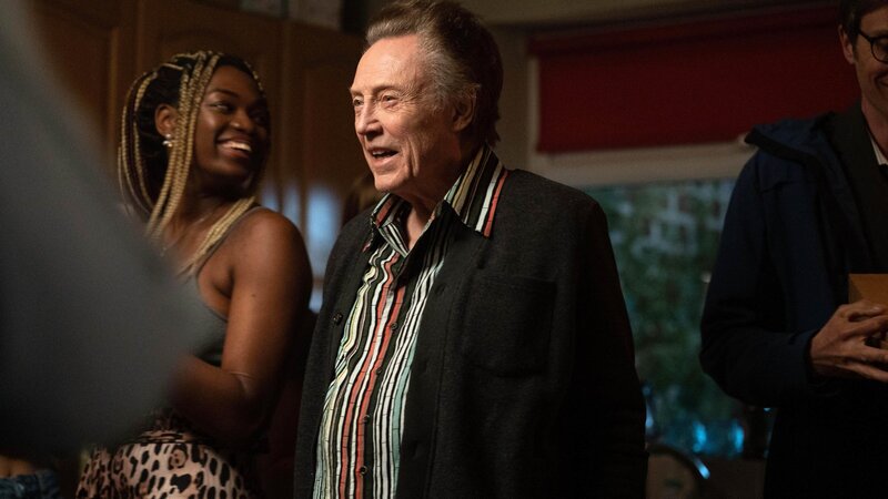 Frank (Christopher Walken) hat allen Grund zu feiern. Er hat nicht nur die Chance, sich wieder mit seiner Familie zu versöhnen, sondern so viel Geld, um sich ein neues Leben zu kaufen. – Bild: ZDF und Sam Taylor