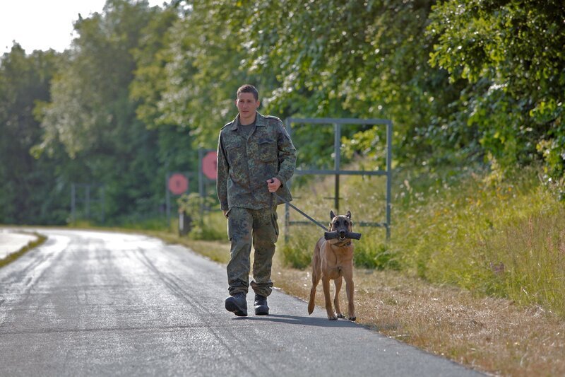 A. Jesse mit Diensthund. – Bild: SWR/​Sebastian Bäumler
