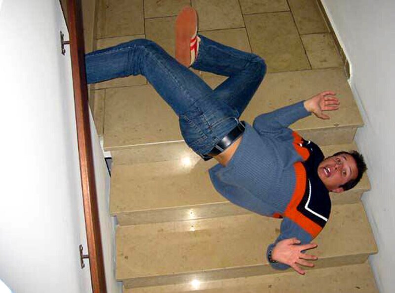 Willi Weitzel lässt sich von einem Stuntteam zeigen, wie die Action in den Film kommt. Gut gepolstert und mit der richtigen Technik stürzt er eine Treppe hinunter. – Bild: BR/​megaherz gmbh