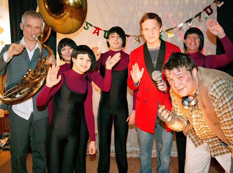 „Wir lassen uns nicht rausschmeißen“, beschließen die Mieter und wehren sich gemeinsam mit Tatkraft und Phantasie gegen den Vermieter Klotz. – Bild: SWR/​Daniel Engstler