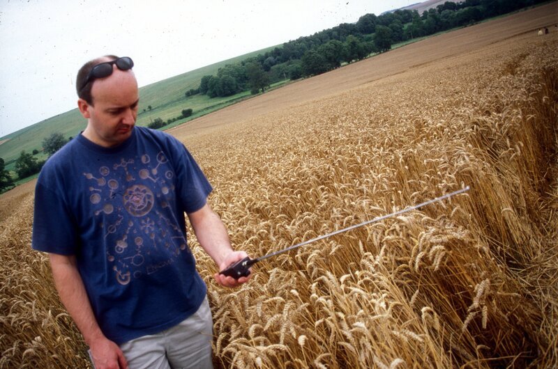 Paul Vigay investigates the phenomena of crop circles. – Bild: The National Geographic Channel