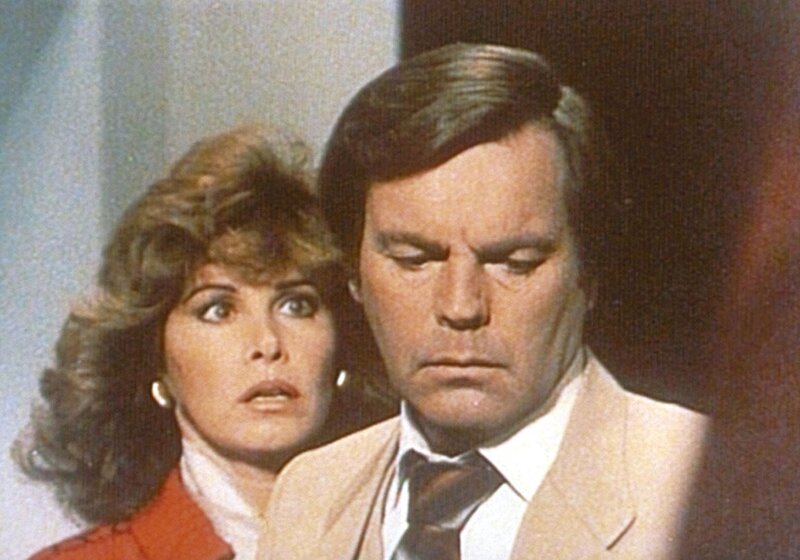 Es kriselt in der Ehe: Jonathan (Robert Wagner, r.) hat alle Mühe, seiner Frau Jennifer (Stefanie Powers, l.), die Situation zu erklären … – Bild: ProSieben Media AG