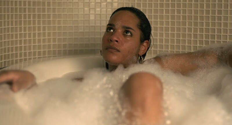 Jo (Salka Weber) nimmt während der Arbeit ein Bad im Hotelzimmer. – Bild: ZDF und Julian Hohndorf