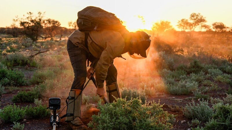 Andreas Macherey is searching for gold at sunset in Western Australia. – Bild: Warner Bros. Discovery, Inc. or its subsidiaries and affiliates