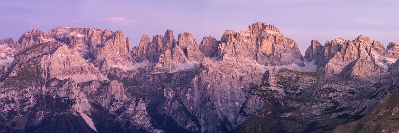 In den Brenta-Dolomiten leben Braunbären in unmittelbarer Nähe zu Menschen und gewähren seltene Einblicke in ihr Verhalten. Im Mittelpunkt steht Horst Eberhöfer, der sich vom Wilderer zum Tierfotografen wandelt und über Jahre hinweg einzigartige Aufnahmen dieser Tiere macht. Aus der Begegnung von Kameramann Marco Polo und Regisseur Markus Frings entstand ein Film, der beeindruckende Naturaufnahmen mit dem Zusammenleben von Mensch und Bär verbindet. – Bild: ServusTV /​ Mediaart