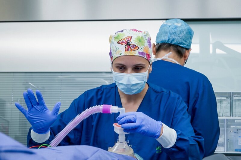 Das Anästhesie-Team bereitet eine Patientin auf eine ambulante Operation vor. – Bild: SRF