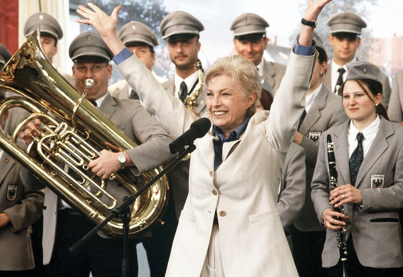 Mit der Organisation eines internationalen Festivals der Volksmusik gelingt der umstrittenen Bürgermeisterin Dorothee Auer (Nicole Heesters, Mitte) endlich der Durchbruch. – Bild: ARD Degeto/Peter Hollenbach Mit der Organisation eines internationalen Festivals der Volksmusik gelingt der umstrittenen Bürgermeisterin Dorothee Auer (Nicole Heesters, Mitte) endlich der Durchbruch. – Bild: ARD Degeto/Peter Hollenbach