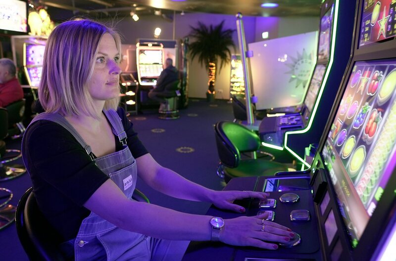 Anne-Katrin Eutin hat sich eine Woche in die Parallelwelt der Spielhallen begeben. – Bild: HR