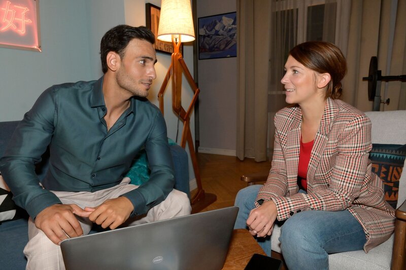 Nihat (Timur Ülker) kann mit Lilly (Iris Mareike Steen) endlich wieder offen reden. – Bild: RTL /​ Rolf Baumgartner /​ That is, what friends are for