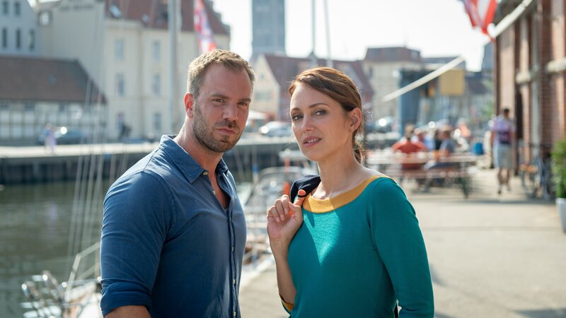 Die Ermittlungsarbeit führt Karoline Joost (Nike Fuhrmann, r.) und Lars Pöhlmann (Dominic Boeer, l.) in Wismars Hafen. Einer der Barbesitzer dort hat mehrfach mit der Toten telefoniert. Worum ist es in den Telefonaten gegangen? Kann der Mann den Kommissaren weiter helfen? – Bild: ZDF /​ Meyerbroeker