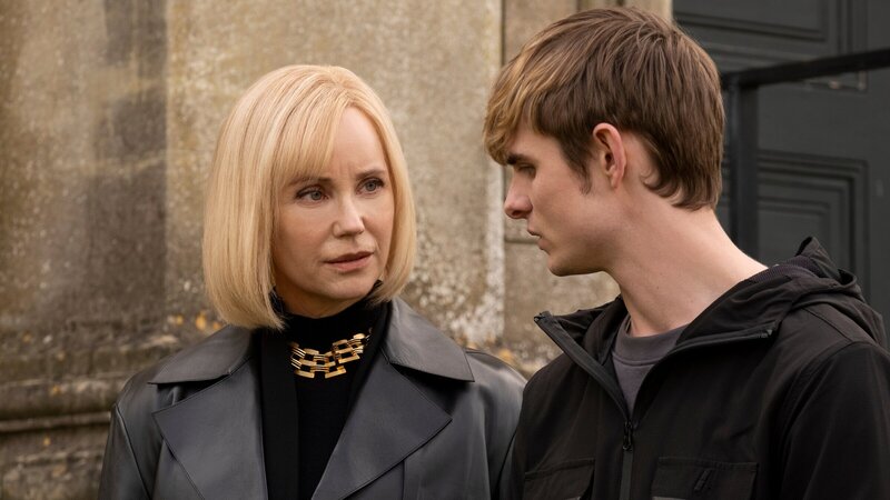 Mrs. Rothman (Sofia Helin) redet Alex (Otto Farrant) ins Gewissen, das geplante Vorhaben nicht aufzugeben. – Bild: ZDF und Joss Barratt