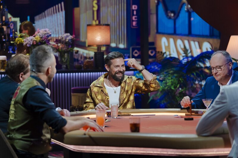 Klaas Heufer-Umlauf (l.); Oliver Welke (r.) – Bild: Joyn / Weiya Yeung Klaas Heufer-Umlauf (l.); Oliver Welke (r.) – Bild: Joyn / Weiya Yeung