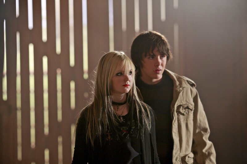 Mit Tara (Kristin Fairlie) und Badger (Jack Knight) haben die Leute auf Heartland zwei schwierige Gäste. – Bild: MG RTL D