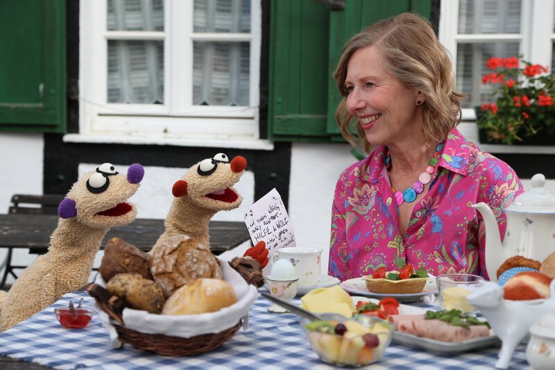 Die Erdmännchen zeigten der Bäuerin (Petra Zieser) ein Fundstück. – Bild: bigSmile/​NDR