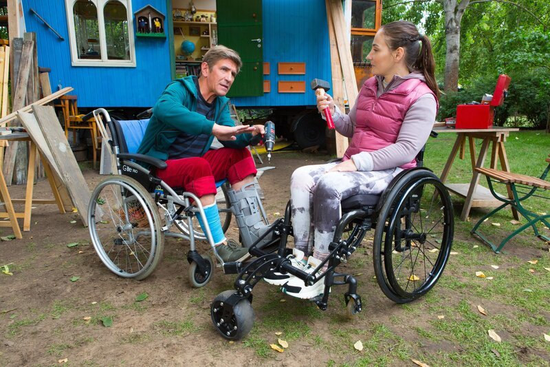 Fritz Fuchs (Guido Hammesfahr) muss nach einem Unfall für sechs Wochen im Rollstuhl sitzen. Zum Glück lernt er Julia (Kristina Vogel) kennen, die selbst im Rollstuhl sitzt. Sie gibt Fritz Tipps für seinen Alltag als ‚Rolli‘ – voller neuen Hindernissen und Herausforderungen. Die beiden beschließen, gemeinsam eine Rampe für den Bauwagen zu bauen. – Bild: Zia Ziarno /​ ZDF