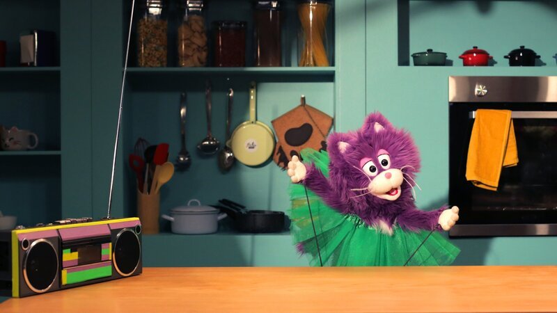 MiWau tanzt im Tutu zu Musik aus dem Radio. – Bild: rbb/​Anderthalb