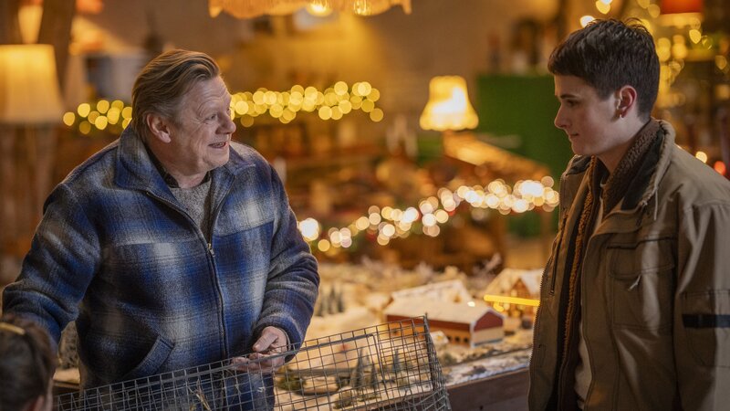 Von links: Jens (Ulver Skuli Abildgaard) und Theis (Oliver Tikotzki) auf dem Weihnachtsmarkt. – Bild: BR/​TV 2 Denmark, Cosmo Film/​Per Arnesen