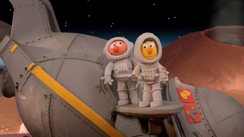 Ernie und Bert sind als Astronauten auf der Suche nach neuen Welten im All, als sie auf einem ziemlich verrückten Planeten landen: Es ist ein Rätselspiel-Planet! – Bild: NDR/​Sesameworkshop