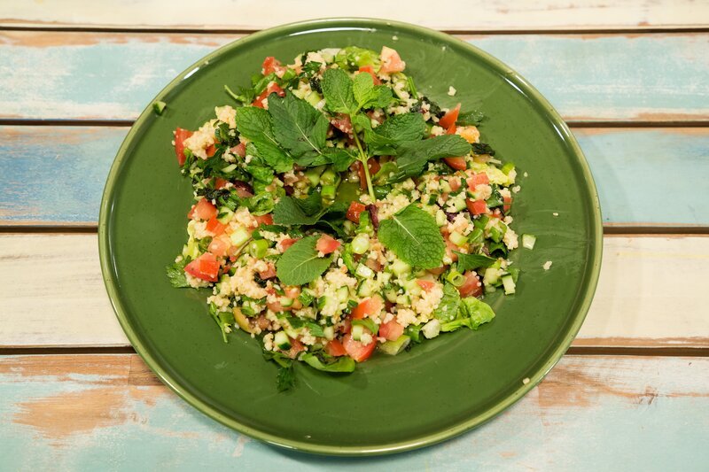 Die Perfekte Alternative für Salat: libanesisches Tabouleh mit frischer Minze. – Bild: ZDF/​Rene Rothkopf