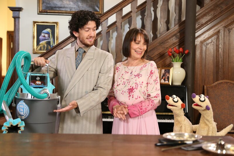 Die Gräfin (Ute Willing) hat Besuch von den Erdmännchen und einem Vertreter (Maximilian Mundt) – Bild: bigSmile/​NDR