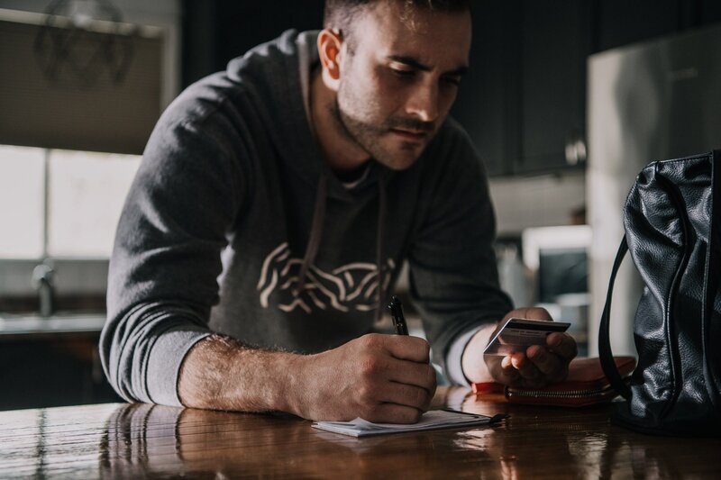 Jeff Trevino schreibt einen Scheck in der Küche. – Bild: RTL /​ Arrow International Media/​ Saloon Media