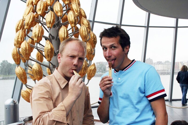 Willi Weitzel beim Naschen im Schokoladenmuseum – Bild: Bayerischer Rundfunk/​megaherz gmbh