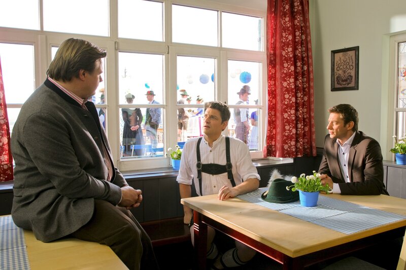 Die Kommissare Sven Hansen (Igor Jeftic, r.) und Tobias Hartl (Michael A. Grimm, l.) befragen den Freund der Toten, Matthias Kirchberger (Markus Baumeister, M.). – Bild: ZDF/​Christian A. Rieger – klick