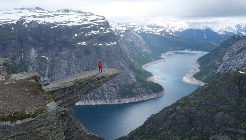 Sven Plöger auf der „Trolltunga“ im Süden Norwegens. – Bild: SWR/​Christian Zecha