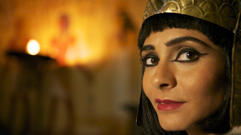 Schlau, schön und sexy: Als letzte Pharaonin Ägyptens verteidigte sie ihre Macht mit allen Mitteln. Pegah Ferydoni als Kleopatra in der ZDF-Reihe „Frauen, die Geschichte machten“. – Bild: ZDF und Christina Rose