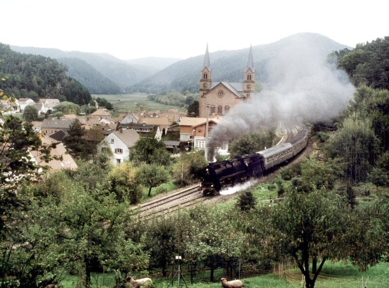 Die Pfalzbahn, mit Dampf durch die Pfalz. – Bild: SWR