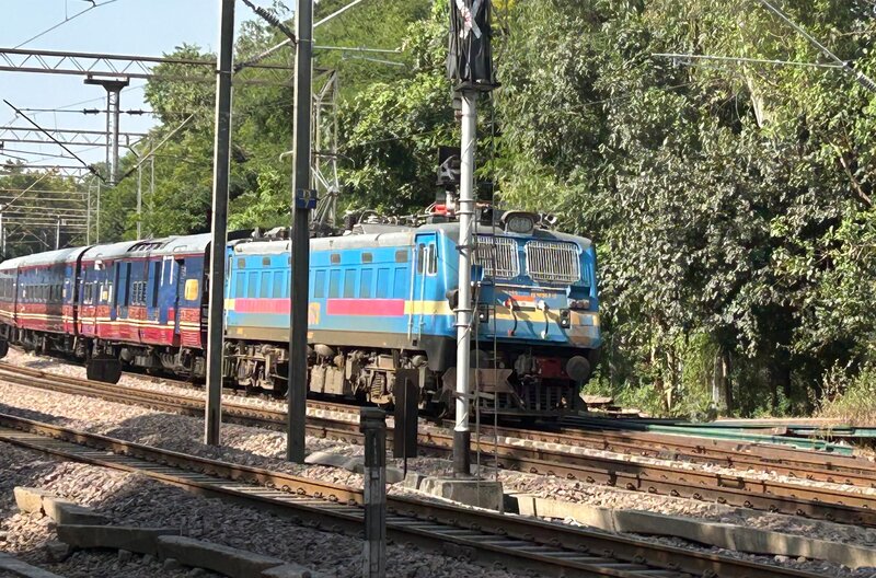 Deccan Odyssey im Süden von Neu-Dehli. Der Luxuszug mit 21 Waggons wird hier auf die nächste Reise vorbereitet. – Bild: SWR/​Alexander Schweitzer /​ SWR Presse/​Bildkommunikation