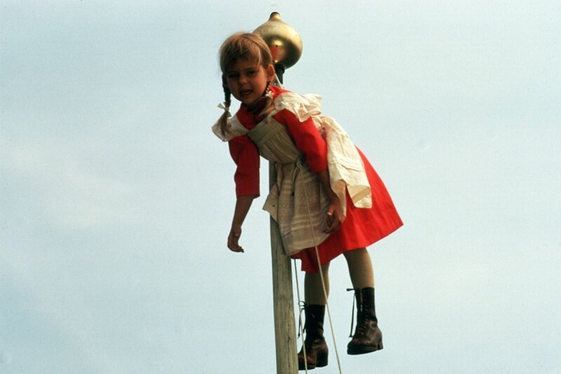 Klein-Ida (Lena Wisborg) hängt an der Fahnestange und freut sich, Mariannelund mal von ganz oben sehen zu können. – Bild: ZDF