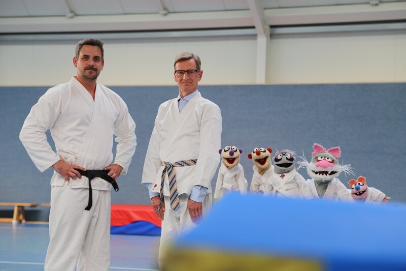 Jan & Henry, der Kommissar (Michael Kessler) und andere Kursteilnehmer mit ihrem Trainer (Marc Barthel) – Bild: bigSmile/​NDR