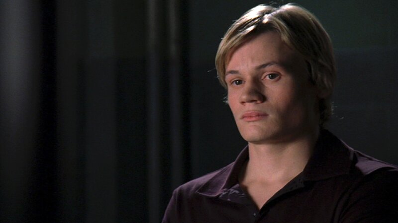 Nick Pratt (Paul David Story) vergewaltigt eine Mitschülerin und lässt auf perfide Weise Beweise verschwinden. – Bild: RTL NITRO /​ NBC Universal