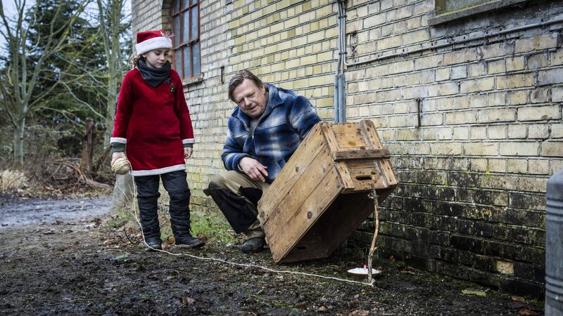 Rita (Selma Kjær Kuscu) und Jens (Ulver Skuli Abildgaard) bauen eine Wichtelfalle. – Bild: BR/​TV 2 Denmark, Cosmo Film/​Per Arnesen
