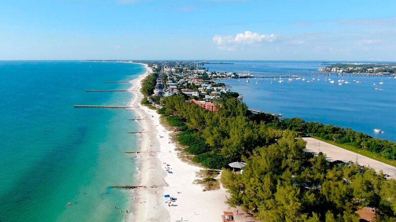 Die Golfküste Floridas ist geprägt von Lagunen, Buchten und vorgelagerten Landzungen. – Bild: NDR/​Johannes Rudolph