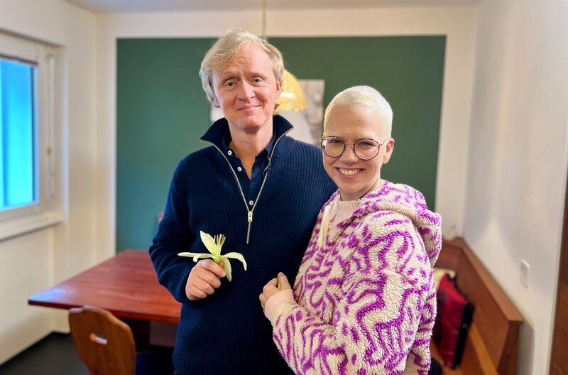 Endlich angekommen! Moderator Pierre M. Krause besucht die Sängerin Stefanie Heinzmann. – Bild: SWR/​Encanto