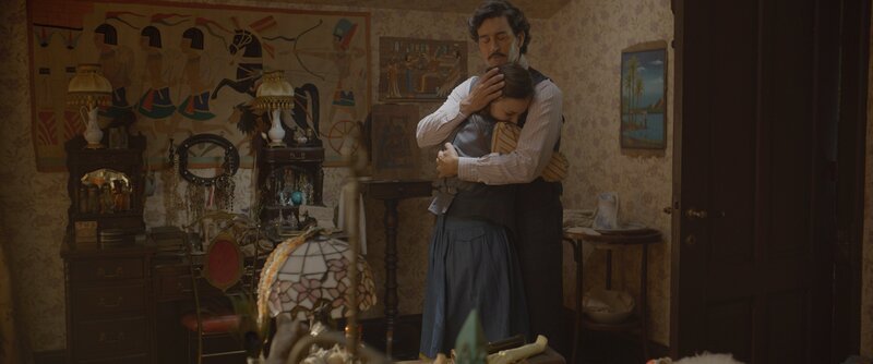 Unerwartete Unterstützung für Theo (Eloise Little) – ihr Vater Alistair (Rik Young) möchte ihr helfen, ohne Wenn und Aber. – Bild: ZDF/​Cottonwood Media/​ZDF Studios