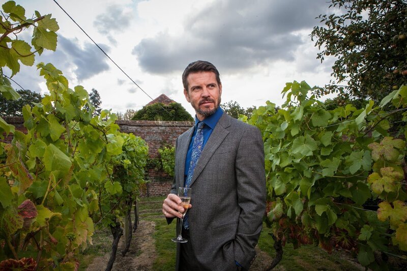 Louis Paynton (Lloyd Owen) betrachtet stolz den Weinberg, der ihm hoffentlich bald gehören wird. – Bild: ZDF und Mark Bourdillon