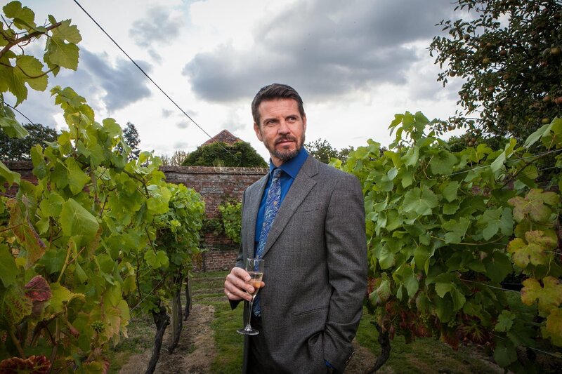 Louis Paynton (Lloyd Owen) betrachtet stolz den Weinberg, der ihm hoffentlich bald gehören wird. – Bild: ZDF und Mark Bourdillon