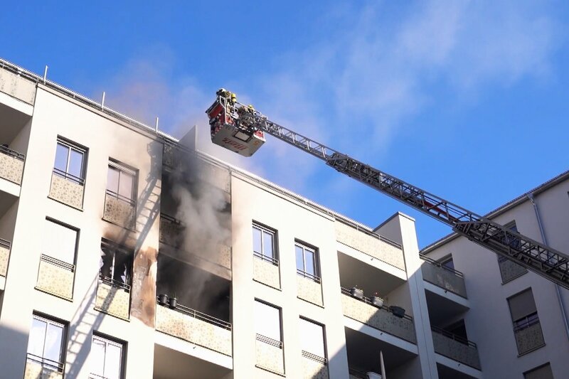 Firefighters extinguish a balcony fire from the turntable ladder in Dresden. – Bild: Warner Bros. Discovery, Inc. or its subsidiaries and affiliates