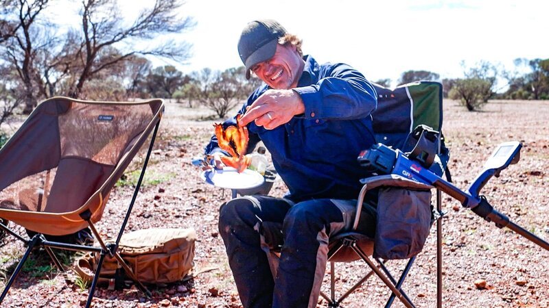 Andreas Macherey defends his breakfast against flies, in Western Australia. – Bild: Warner Bros. Discovery, Inc. or its subsidiaries and affiliates