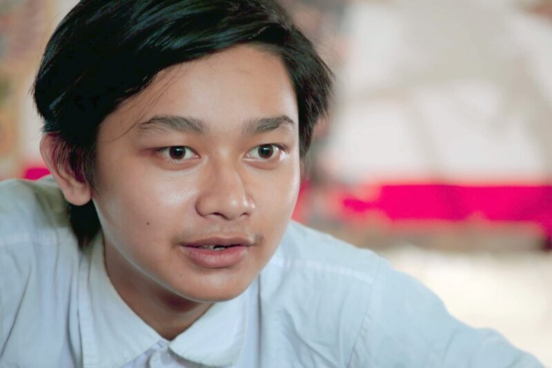 Ganesh Hadi Sugito will Dalang werden, ein Puppenspieler des Schattentheaters. – Bild: MedienKontor/​Ion Casado